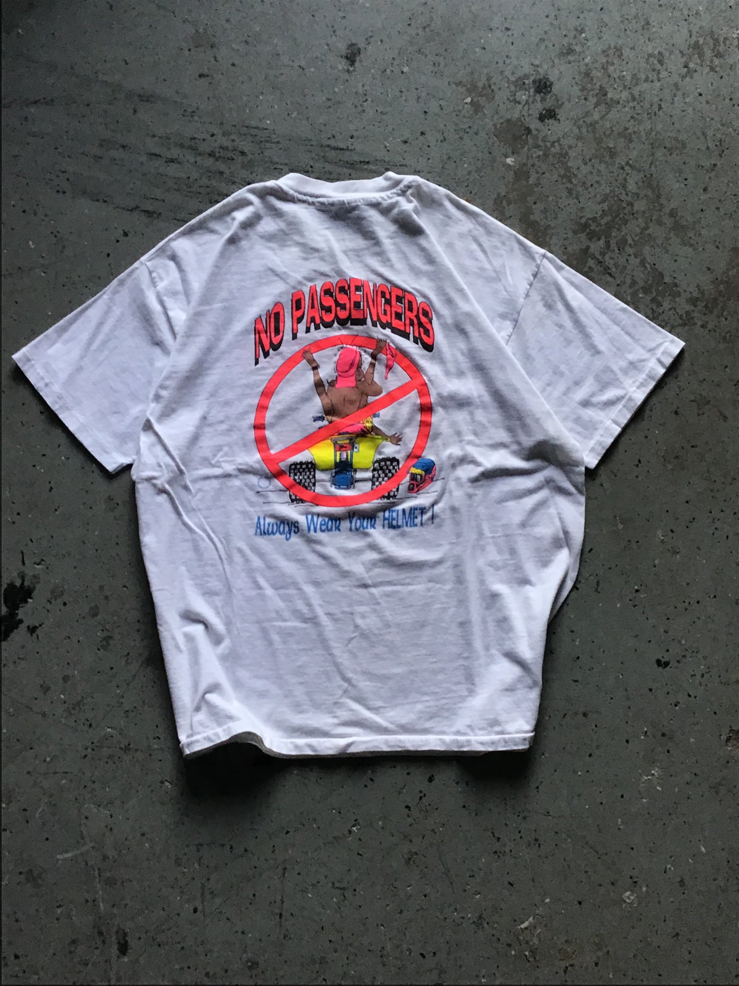 90s Parody Dangerous sportswear T-shirt “no passengers, always wear your helmet Size XL