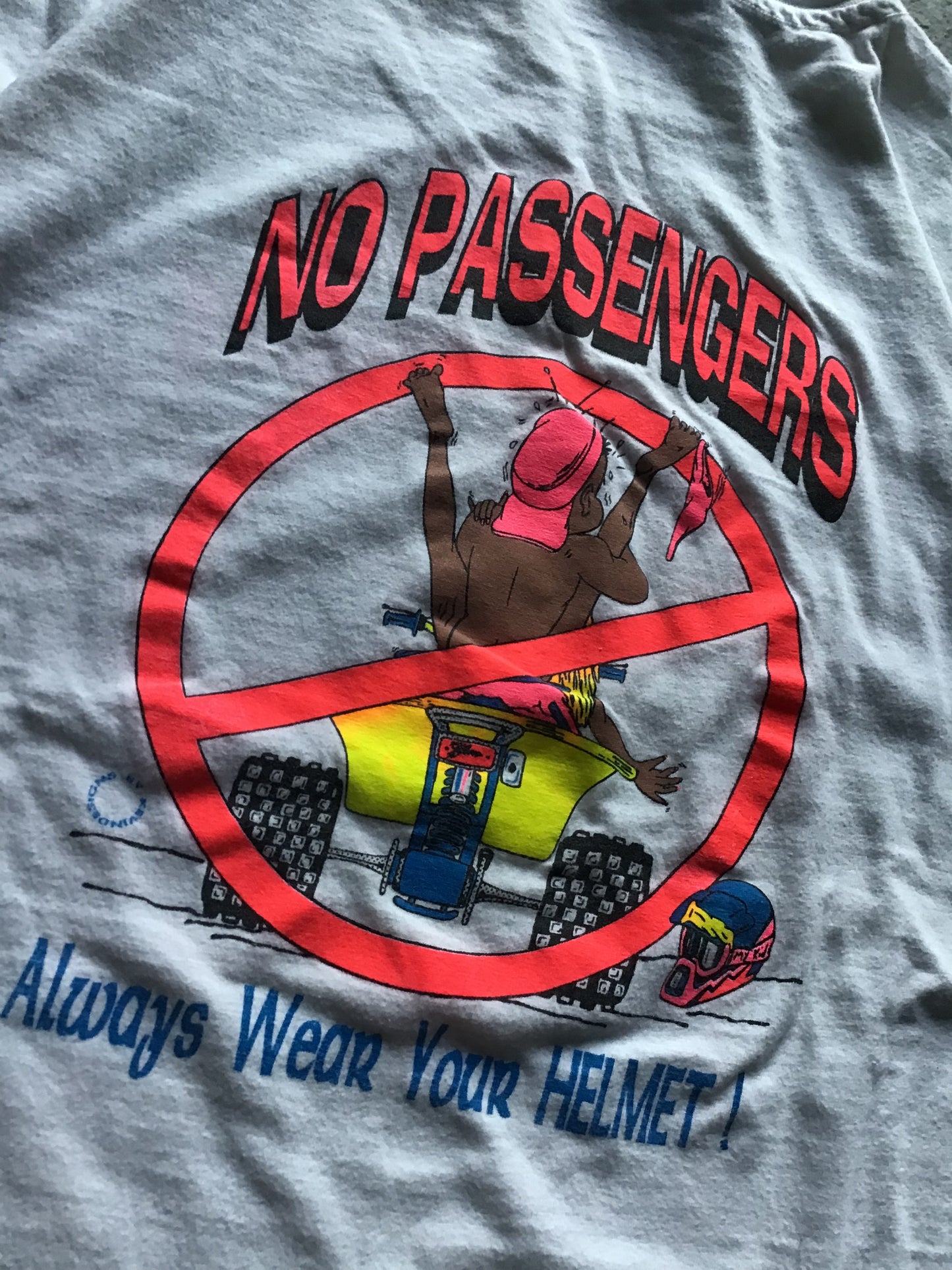 90s Parody Dangerous sportswear T-shirt “no passengers, always wear your helmet Size XL